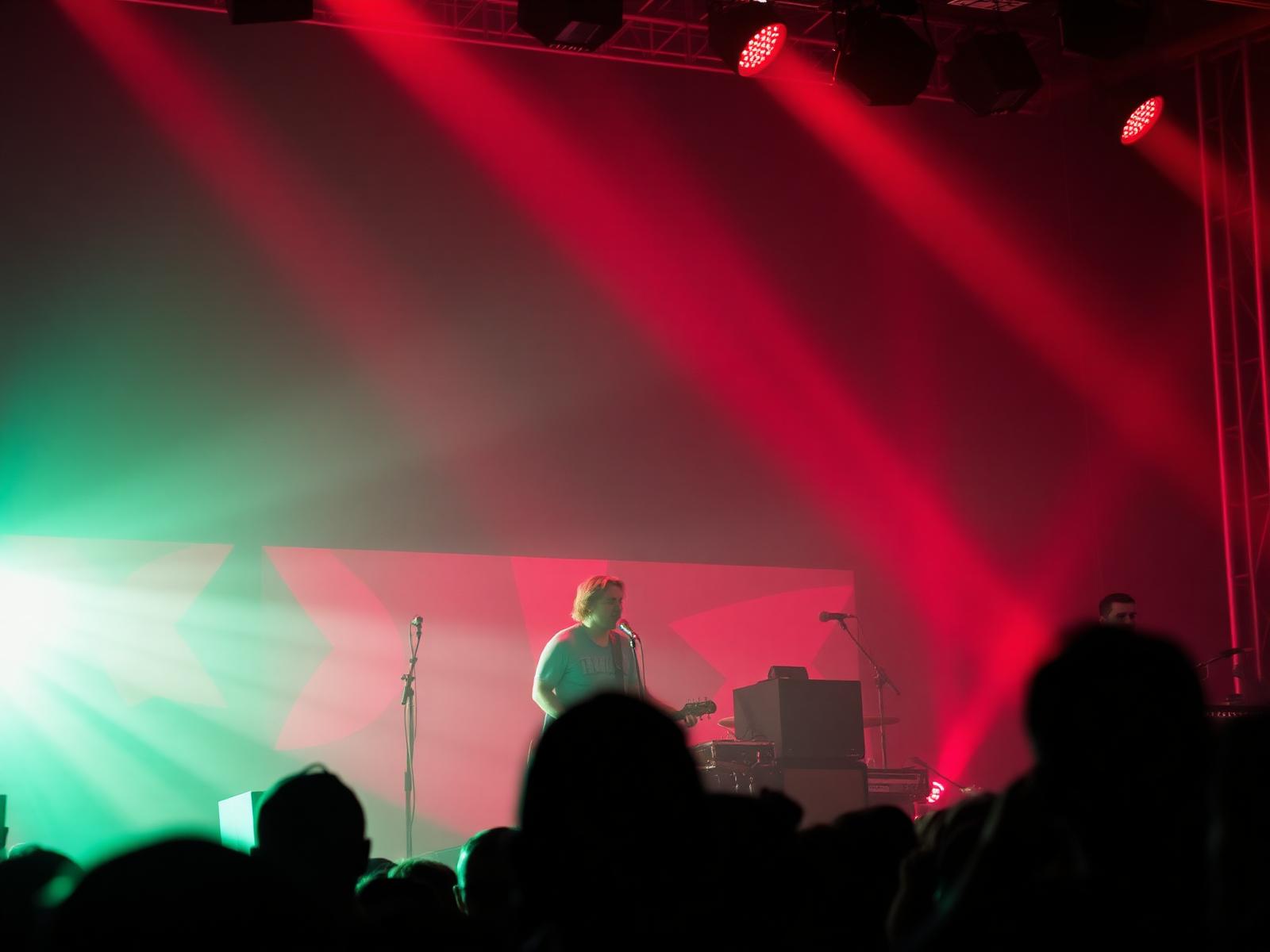 Band op het Pieperpop podium met spotlights en publiek
