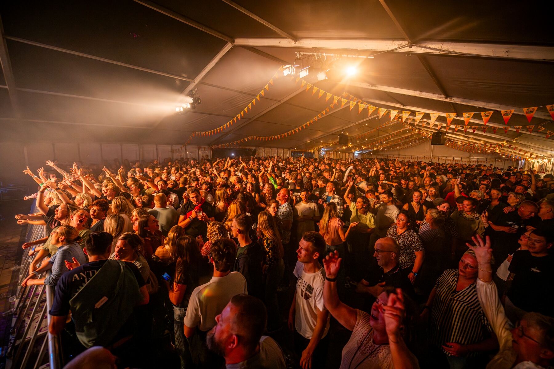 Volle tent met juichend publiek