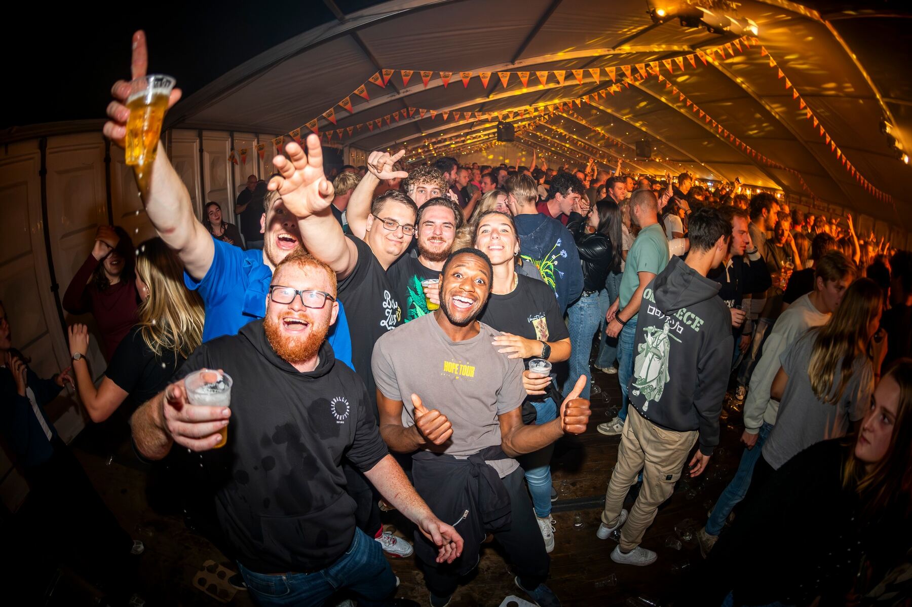 Vrienden proosten op het feest