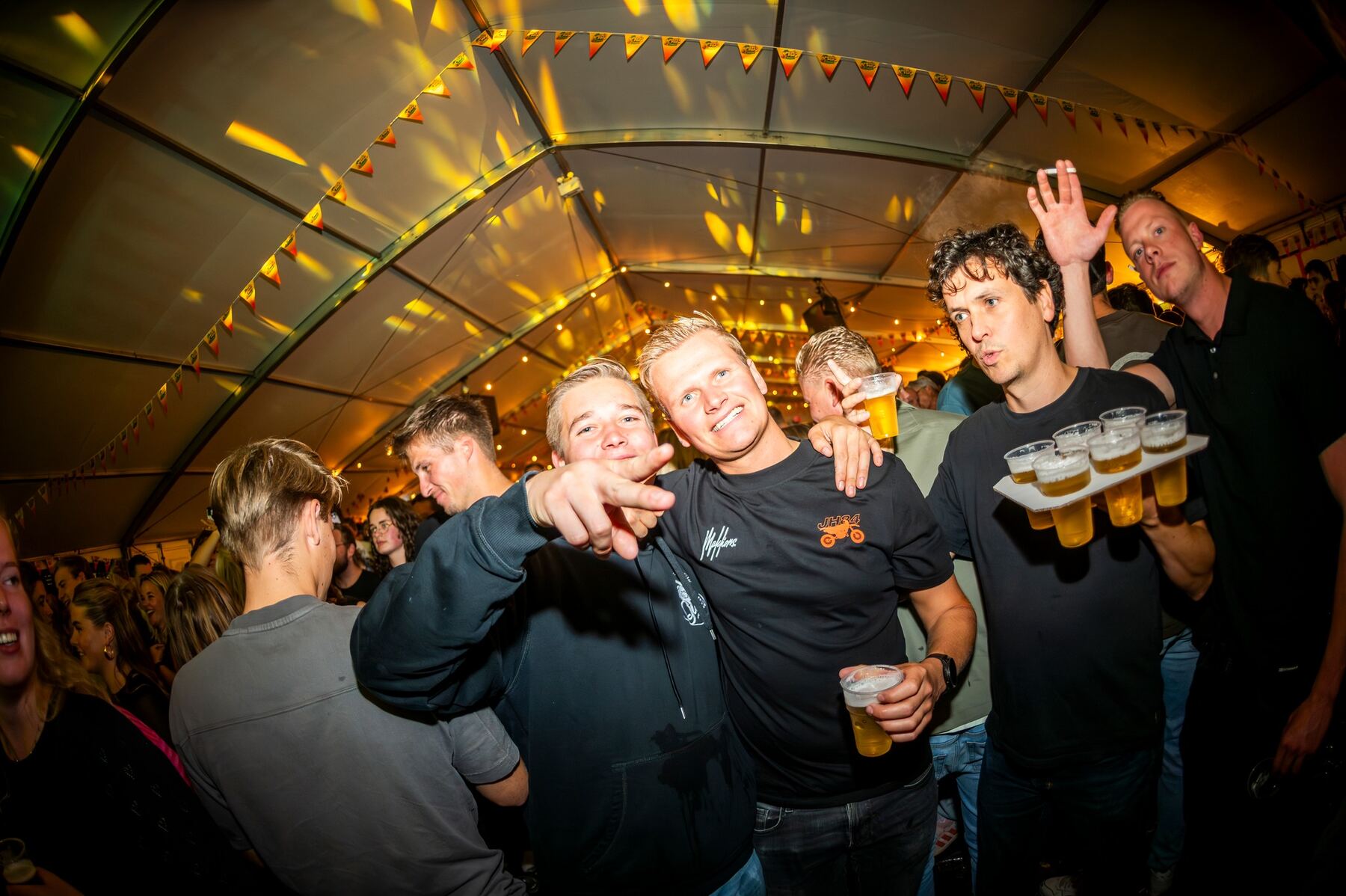 Polderbezoekers met biertjes